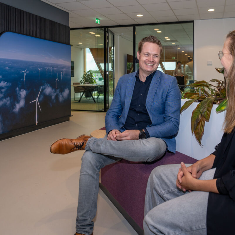 Bart Stuijt in overleg met Lisenka over vastgoedmanagement