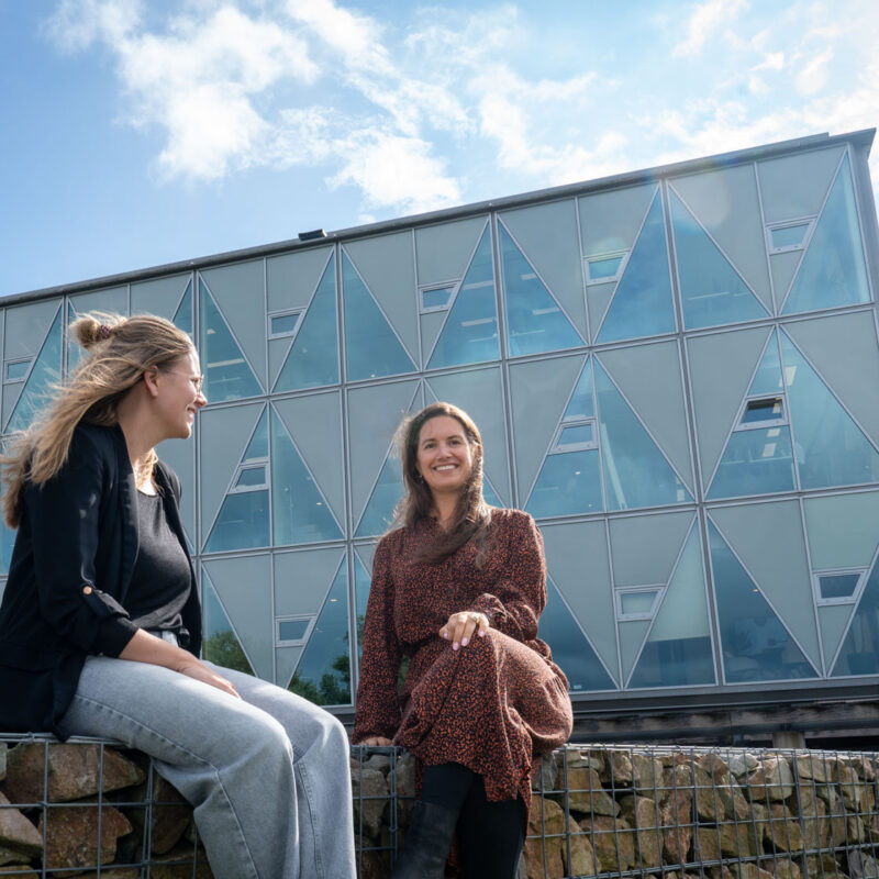 Marielle in overleg met collega Lisenka